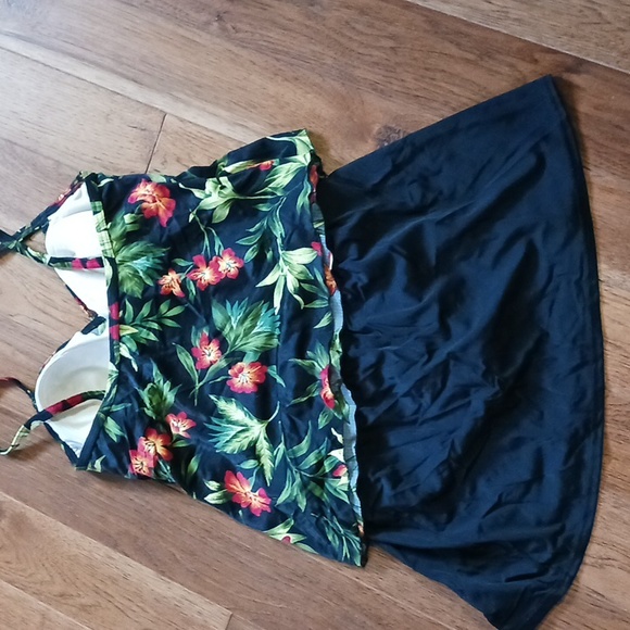 Swimsuit - Picture 3 of 5